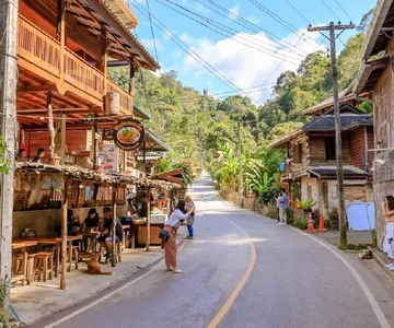 Chiang Mai: Minibuss med sjåfør til Doi Mae Kam Pong