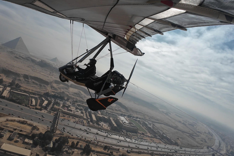 تجربة الطيران فوق أهرامات الجيزة في مصر