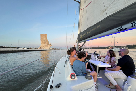 Lisbonne : Visite guidée en bateau à voile avec guide local et vin vert