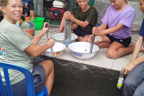 Lombok: aprende la forma tradicional de elaborar aceite de coco.Lombok: aprende la forma tradicional de elaborar aceite de coco