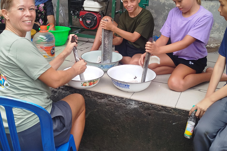 Lombok: aprende la forma tradicional de elaborar aceite de coco.Lombok: aprende la forma tradicional de elaborar aceite de coco