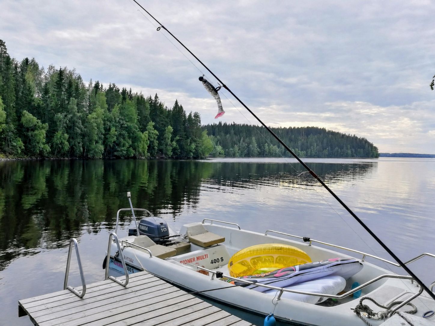 Tampere: Angelausflug auf dem See mit Boot und Mahlzeit am Lagerfeuer