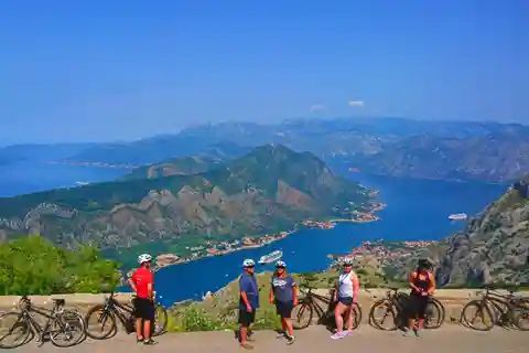 Excursion à vélo - Descente du mausolée de Njegos jusqu'à la baie de Kotor