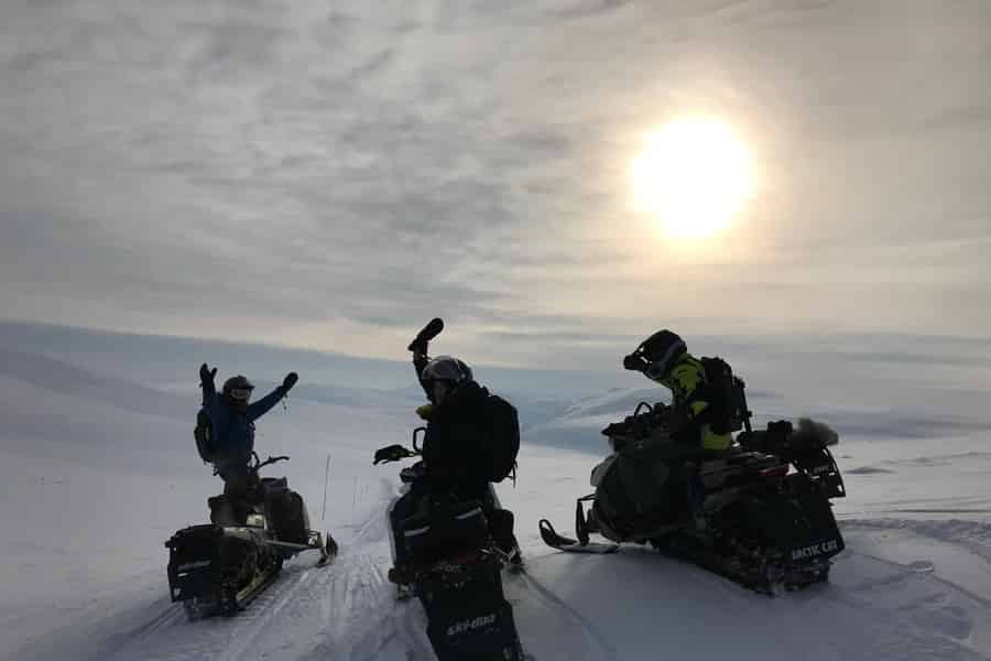 Von Tromso aus: Arktische Wildnis Schneemobil Tour tagsüber. Foto: GetYourGuide