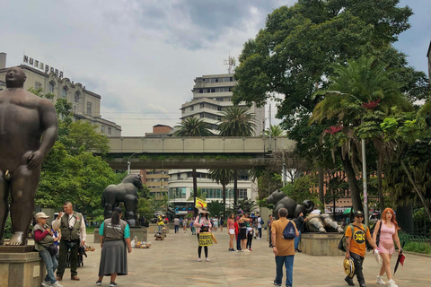 Medellín: historyczna wycieczka po mieście metrem, kolejką linową i tramwajemWycieczka w języku angielskim