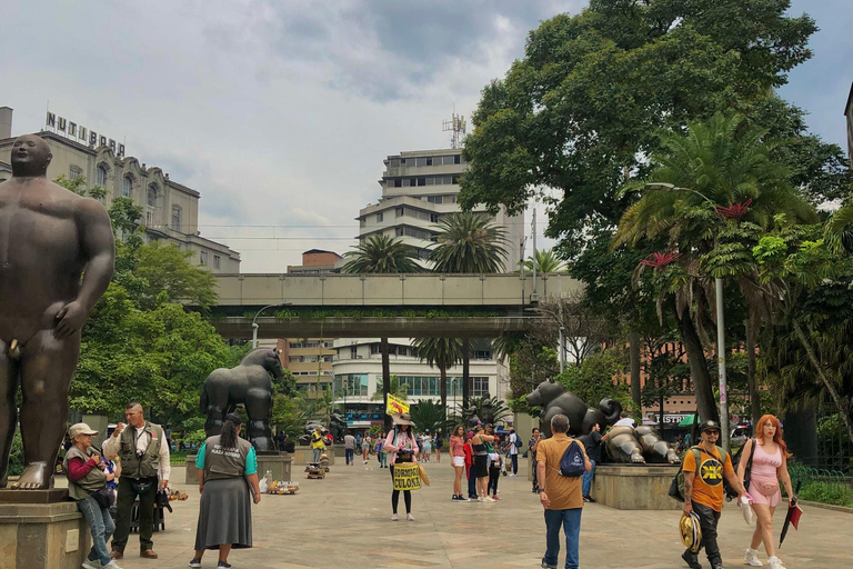 Medellín : visite historique de la ville avec le métro, le câble et le tramwayVisite en anglais