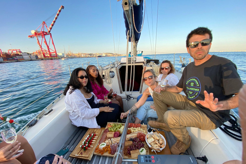 Lisbonne : "Sunset" &amp; "Day Tours" en bateau, avec boisson et musiqueLisbonne : "Tour en bateau privé au coucher du soleil", avec boissons et musique