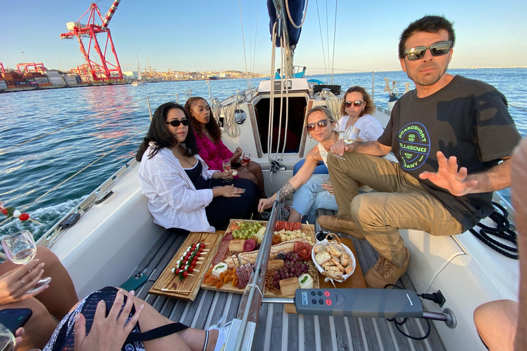 Lisbonne : "Sunset" &amp; "Day Tours" en bateau, avec boisson et musiqueLisbonne : "Tour en bateau privé au coucher du soleil", avec boissons et musique