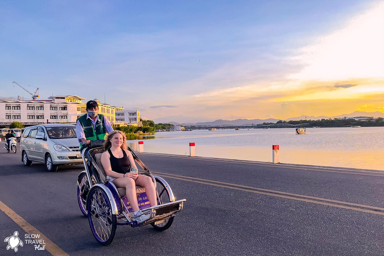 Hue Evening Foodie Cyclo Tour i muzyka ludowa nad rzeką Perfumową