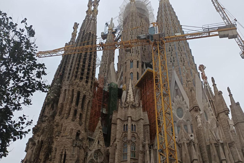 Private Tour in Barcelona Sagrada Familia with Tickets Private Tour+Ticket: Lights & Shadows of the Sagrada Familia