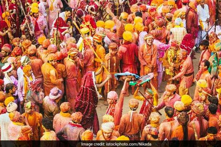 Abenteuer am selben Tag: Delhi Sightseeing und Holi-Feierlichkeiten.