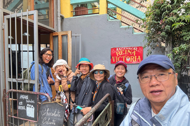 Valparaiso: Guided Walking Tour with Pablo Neruda Museum