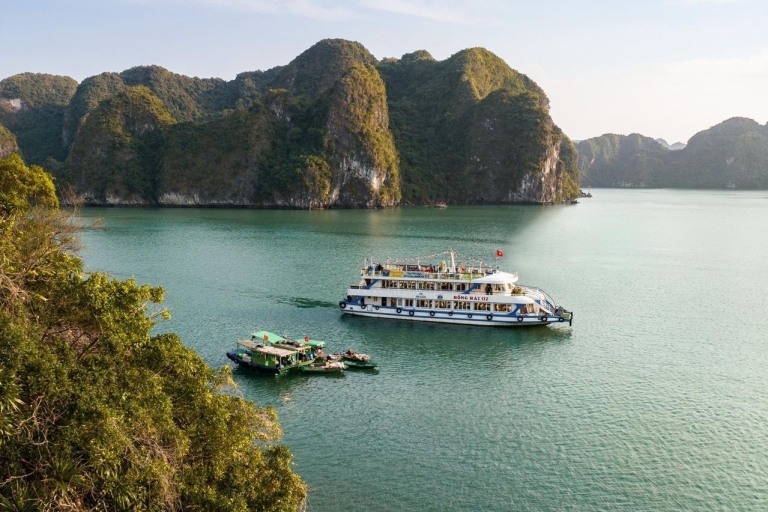 Hanoi: Crucero por la Bahía de Halong con almuerzo, cuevas y kayak