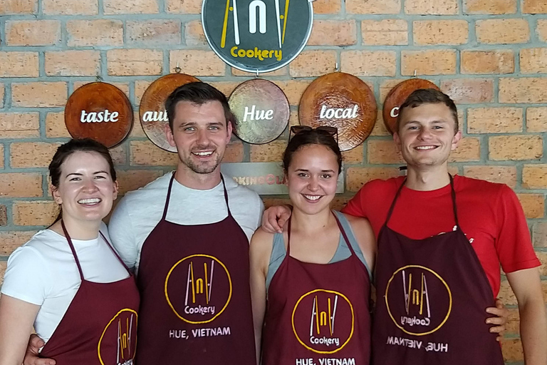 Aula de culinária em Hue com um local - visite o mercado e cozinhe alimentos locais