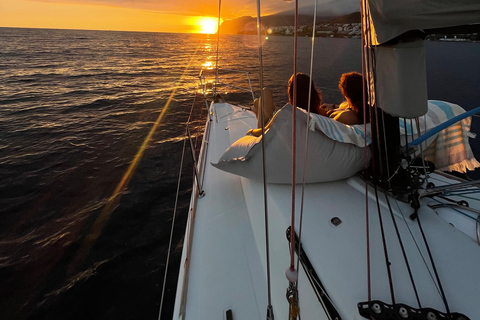 Zonsondergang op een zeilboot