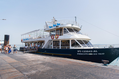 Lisbon: Tagus River Dinner Cruise with Fado Show
