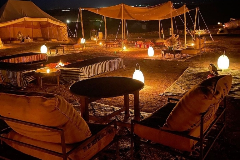 Dîner dans le désert d'Agafay au camp de nomades et balade à dos de chameauSpectacle de feu avec dîner et balade à dos de chameau dans le désert d'Agafay