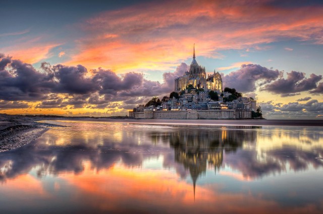 Mont Saint Michel Private VIP Tour with Champagne from Paris