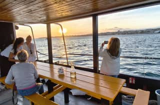 Cascais: Sonnenuntergangsfahrt nach Lissabon mit offener Bar