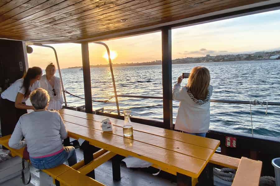 Cascais: Sonnenuntergangsfahrt nach Lissabon mit offener Bar. Foto: GetYourGuide Cascais: Sonnenuntergangsfahrt nach Lissabon mit offener Bar. Foto: GetYourGuide