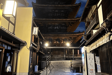 Kyoto: Tour notturno a piedi e gastronomico di Gion