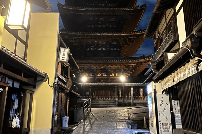 Kyoto: Tour notturno a piedi e gastronomico di Gion