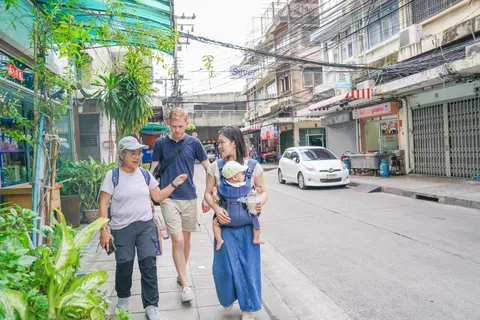 Bangkok: Explore Bang Rak’s Backstreets & Local Eats
