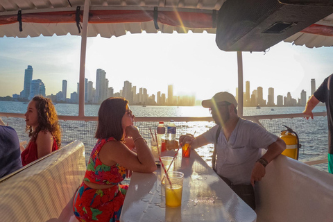 Baía de Cartagena: Passeio de barco ao pôr do sol com dança e bar aberto