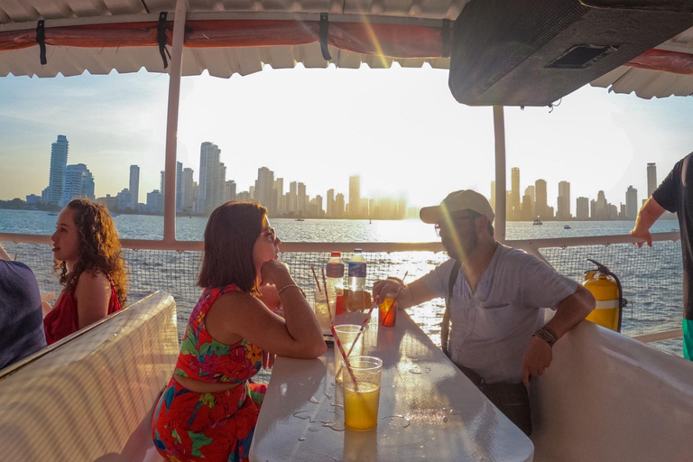 Baía de Cartagena: Passeio de barco ao pôr do sol com dança e bar aberto