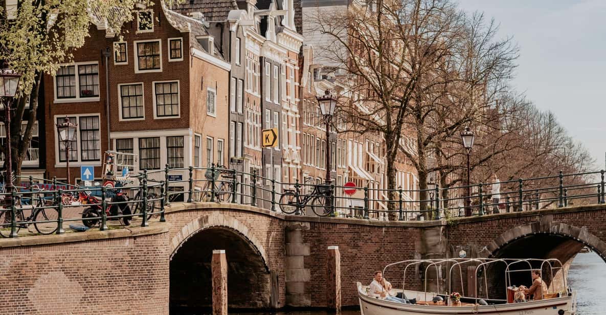Afbeelding 2 van Amsterdam: Privé romantische grachtenrondvaart met prosecco/hapjes
