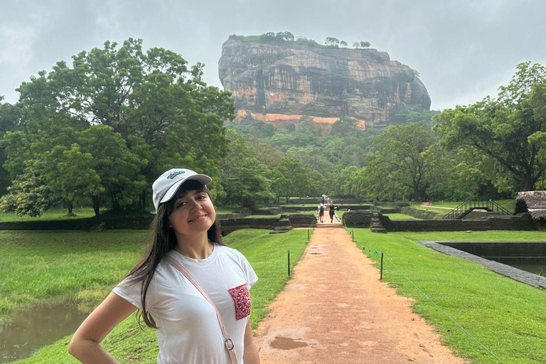 Kandy: Sigiriya, Dambulla och en dagsutflykt på bysafariKandy: Sigiriya, Dambulla, and Village Safari Day Trip