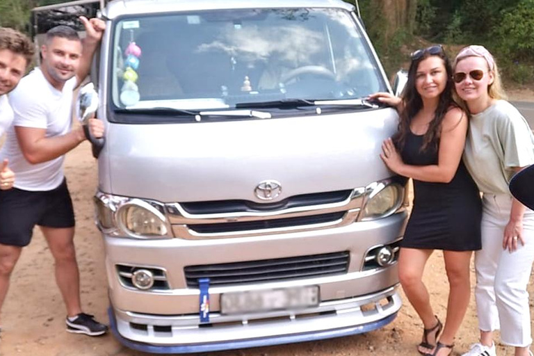 Noleggio auto o furgone privato con autista in Sri Lanka al giornoNoleggio Mini Van