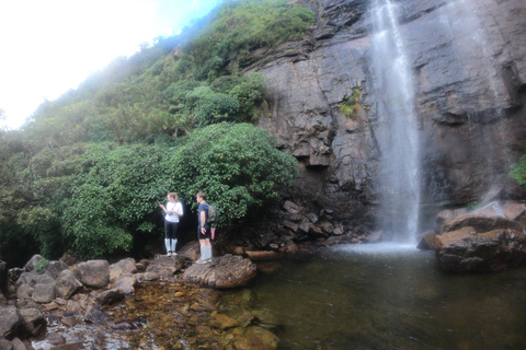 Kandy: Tour di un giorno delle cascate e dei villaggi locali con pranzo