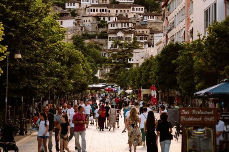 Desde Tirana: Visita de un día a la ciudad de Berat, UNESCO, y al lago BelshiCiudad de Berat UNESCO y Lago Belshi: Excursión de un día desde Tirana