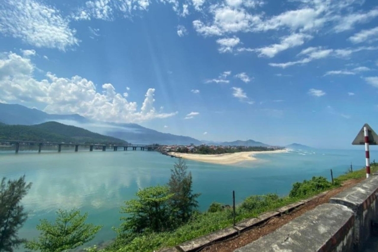 Transfert en voiture privée vers Hue via le col de Hai Van et la plage de Lang Co