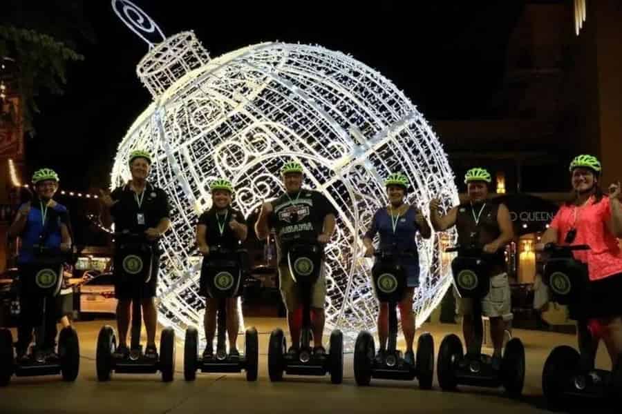Scottsdale: Scottsdazzle-Weihnachtslichter-Segway-Tour. Foto: GetYourGuide