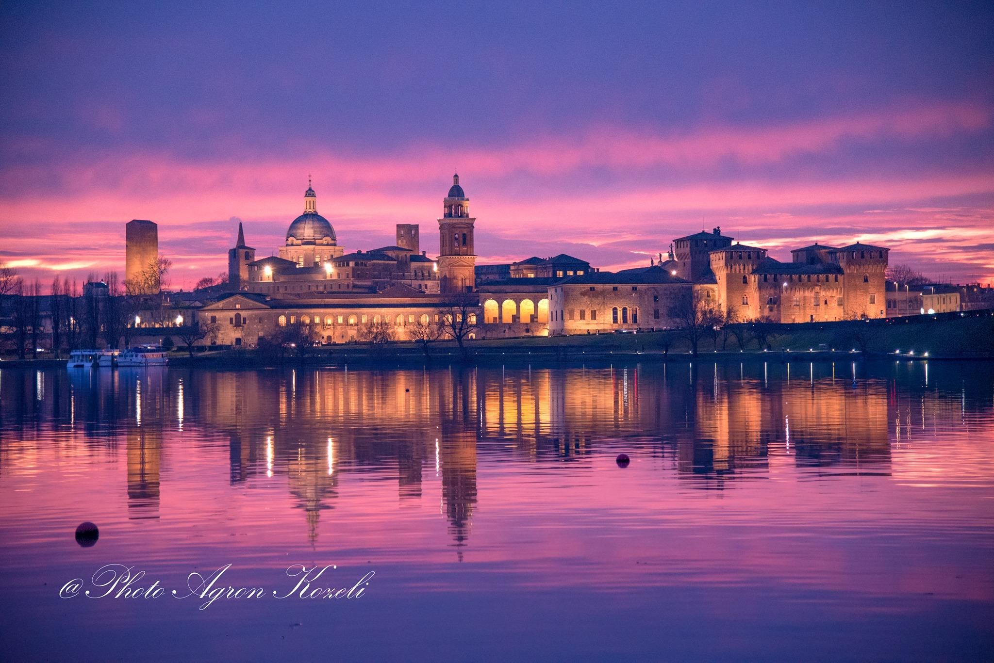 Mantua: Bootsfahrt bei Sonnenuntergang zwischen Seen und Natur mit Kommentar an Bord
