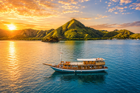 Labuan Bajo: 3-Day Komodo Sailing & Overland Tour, 12 Stops Standard Boat | 3-Day Komodo Sailing | 9 Stops | No Overland