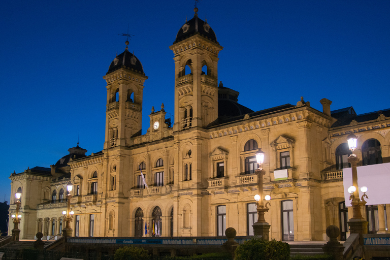 San Sebastián: Private Guided Tour on Your Mobile San Sebastian: The Pirate Code and the Old Town with Kit and Live Guide