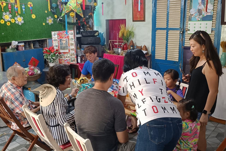 Clase de Fabricación de Linternas - El Gran Patrimonio Cultural de Hoi AnHoi An: Clase de fabricación de linternas en una casa local