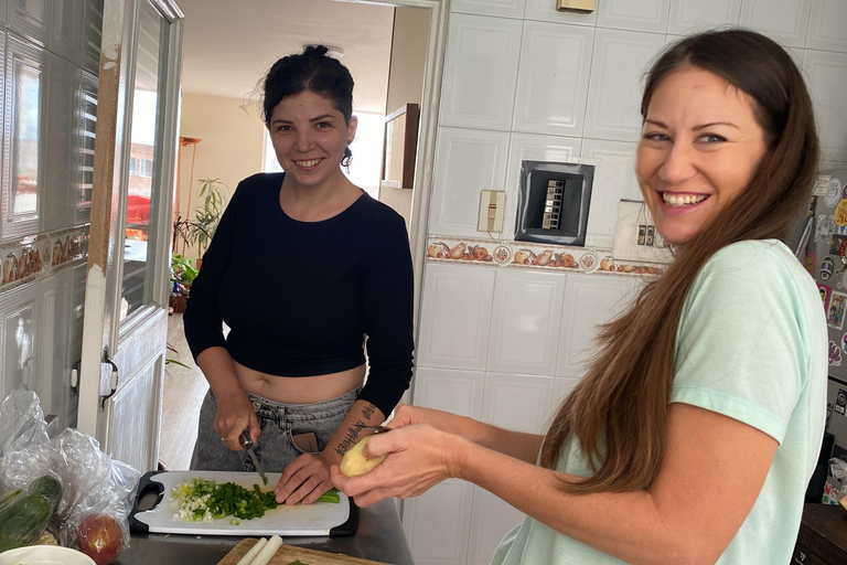 Bogotá: Tour por el mercado de Perseverancia y clase de cocina con lugareños