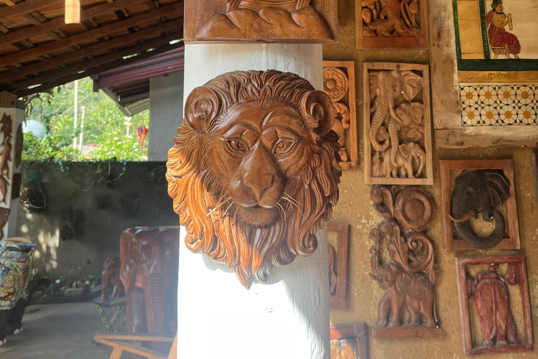 Kandy: Private Ambuluwawa Tower and 3-Temple Loop Tour
