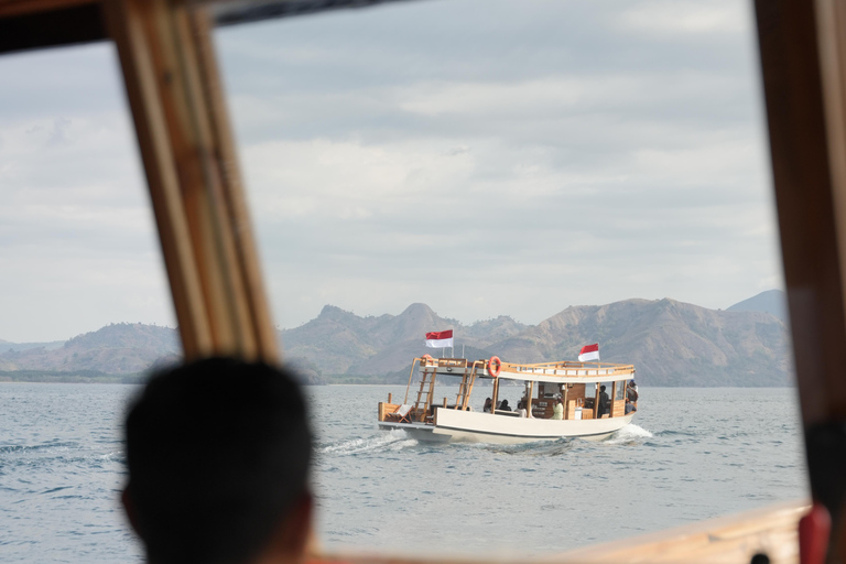 Labuan Bajo: Komodo Full Day Tour Luxury Boat Sunset Cruise Komodo Tour Luxury Boat with Drone and GoPro Underwater