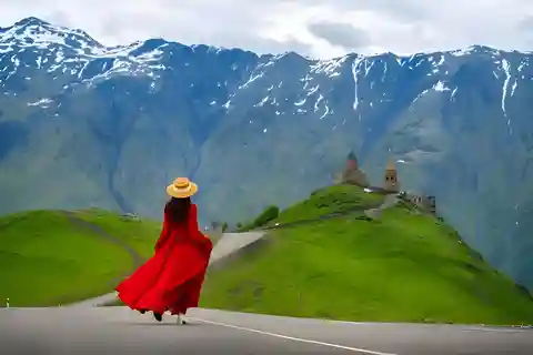 Da Tbilisi : Tour guidato di gruppo di Kazbegi Gudauri e Zhinvali