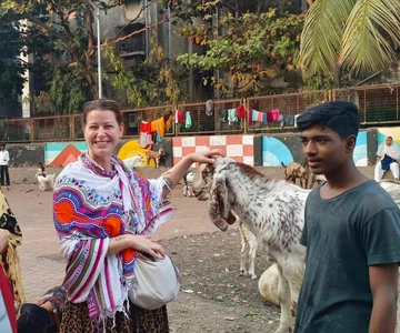 Dhobi Ghat Laundry and Dharavi Slum Tour with Local