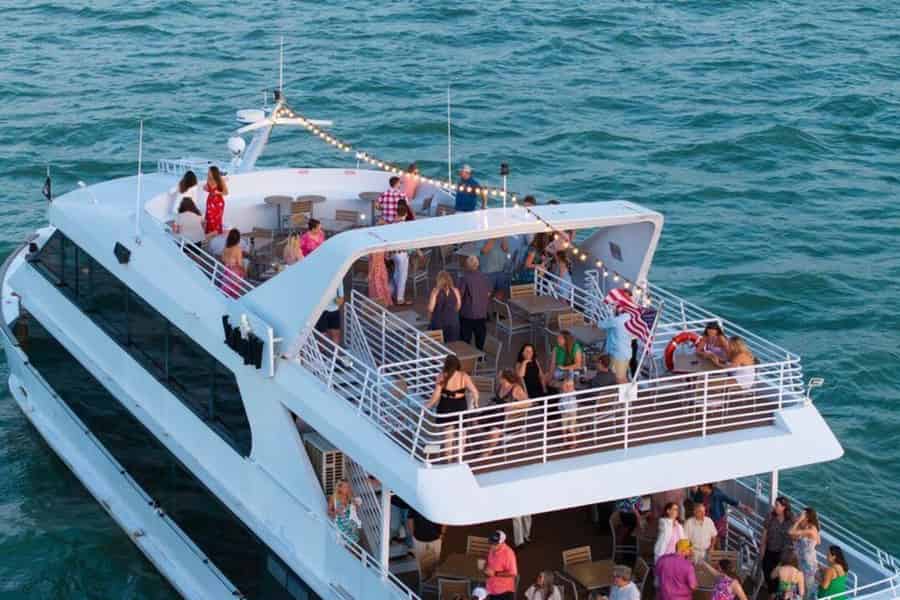 Clearwater: Sonnenuntergangsfahrt mit optionalem Buffet und DJ. Foto: GetYourGuide Clearwater: Sonnenuntergangsfahrt mit optionalem Buffet und DJ. Foto: GetYourGuide