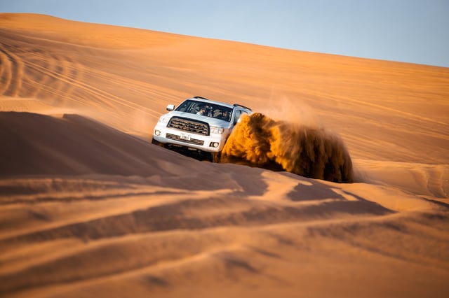 Dubai: Red Dune Desert Safari with Sandboarding &amp; BBQ Dinner