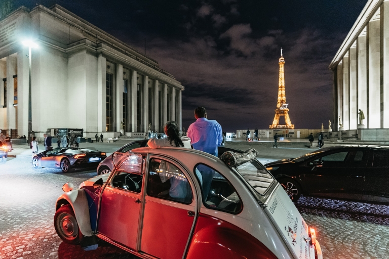 Ontdek nachtelijk Parijs in een oldtimer met een localDe verlichting In een Citroën 2CV