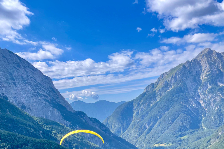 Bovec: parapendio biposto sulla valle dell&#039;IsonzoBovec: Parapendio biposto sulla Valle dell&#039;Isonzo