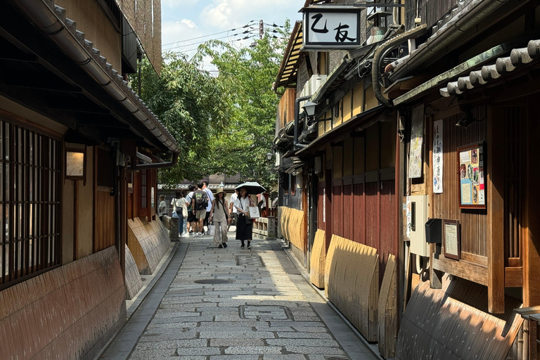 Kyoto: Explore off the Beaten Path in the Crowded Gion Group Tour